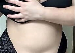 Mother soeur salope potel&eacute;e exhibe sa underthings et ses gros seins flood m'exciter
